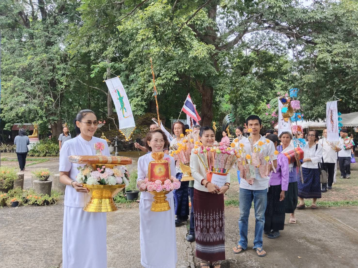 ภาพร่วมขบวนกฐินวัดเมืองสรวงเก่า