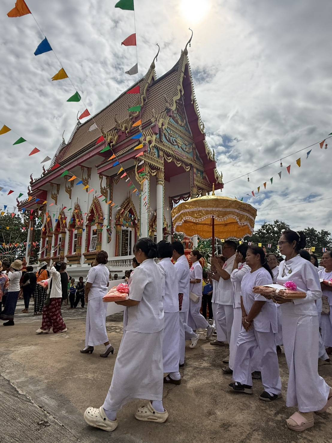ภาพร่วมพิธีกรรมวัดบึงสามพัน(บน)