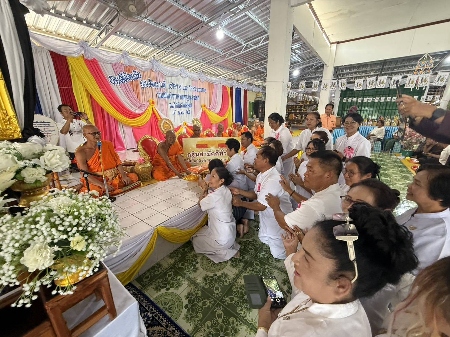 ภาพร่วมพิธีกรรมวัดบึงสามพัน(บน)