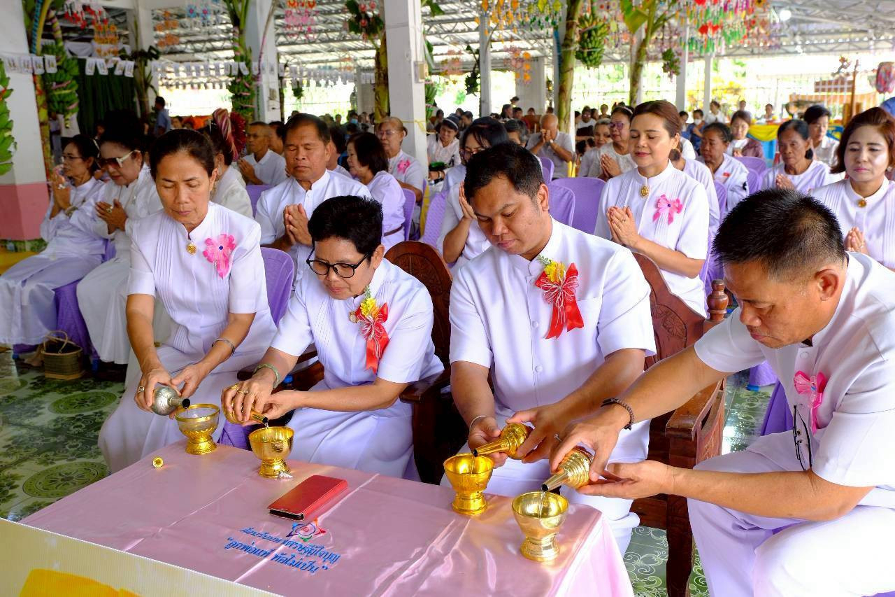 ภาพร่วมพิธีกรรมวัดบึงสามพัน(บน)