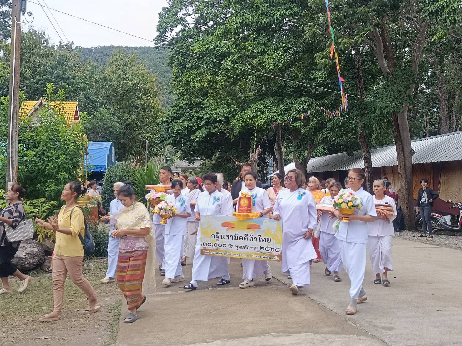 ภาพร่วมขบวนกฐินวัดห้วยสนามทราย