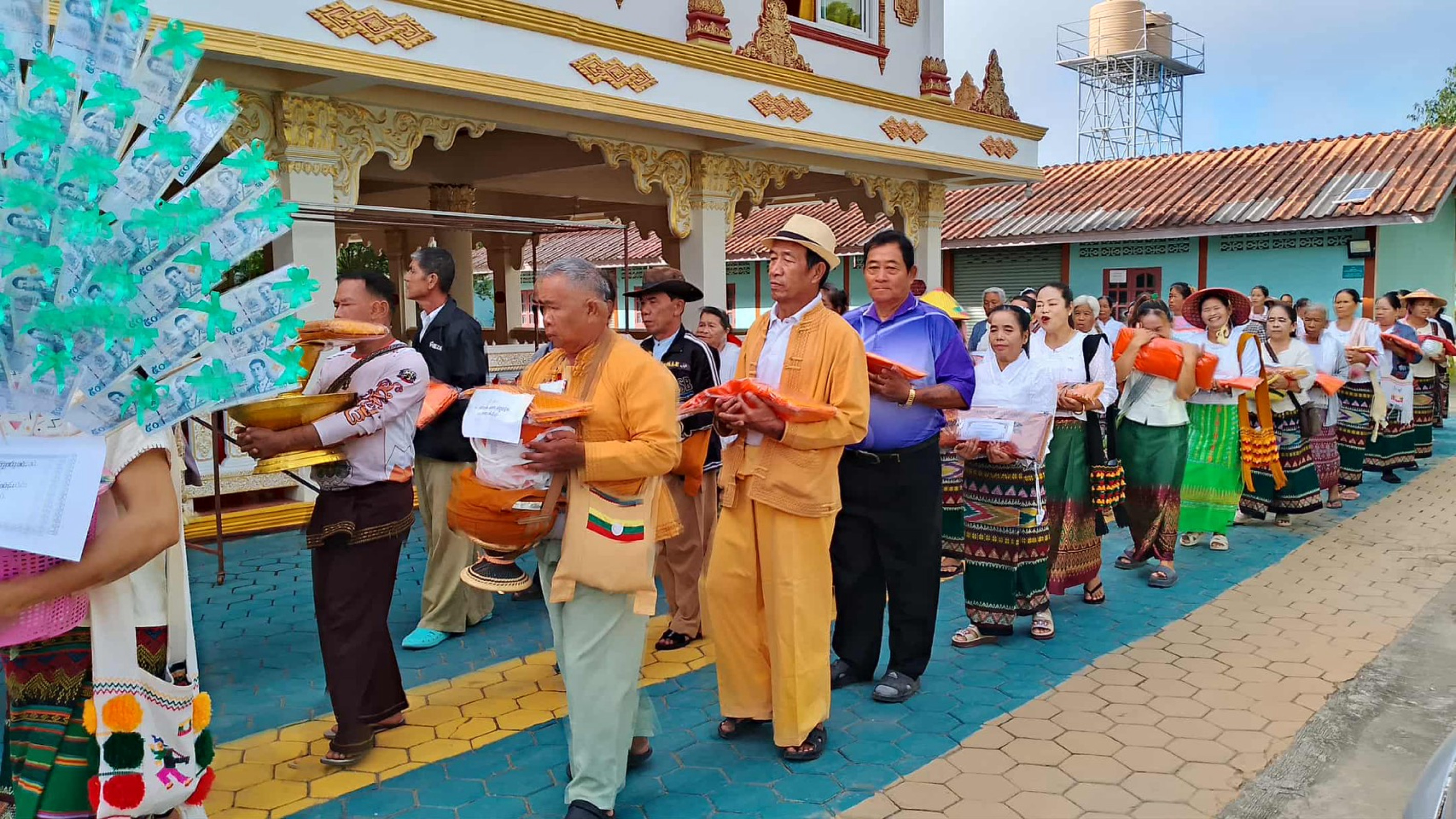 ภาพร่วมพิธีกรรมวัดสันติสุข