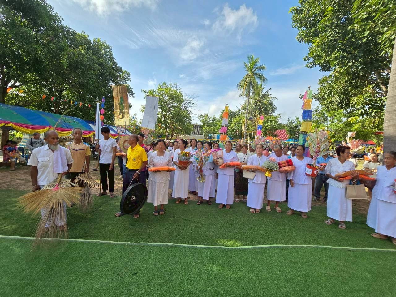 ภาพร่วมขบวนกฐินวัดหนองหญ้าปล้อง