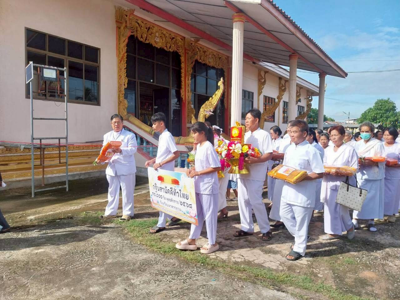 ภาพร่วมพิธีกรรมวัดสีแสงสิงห์มีพร