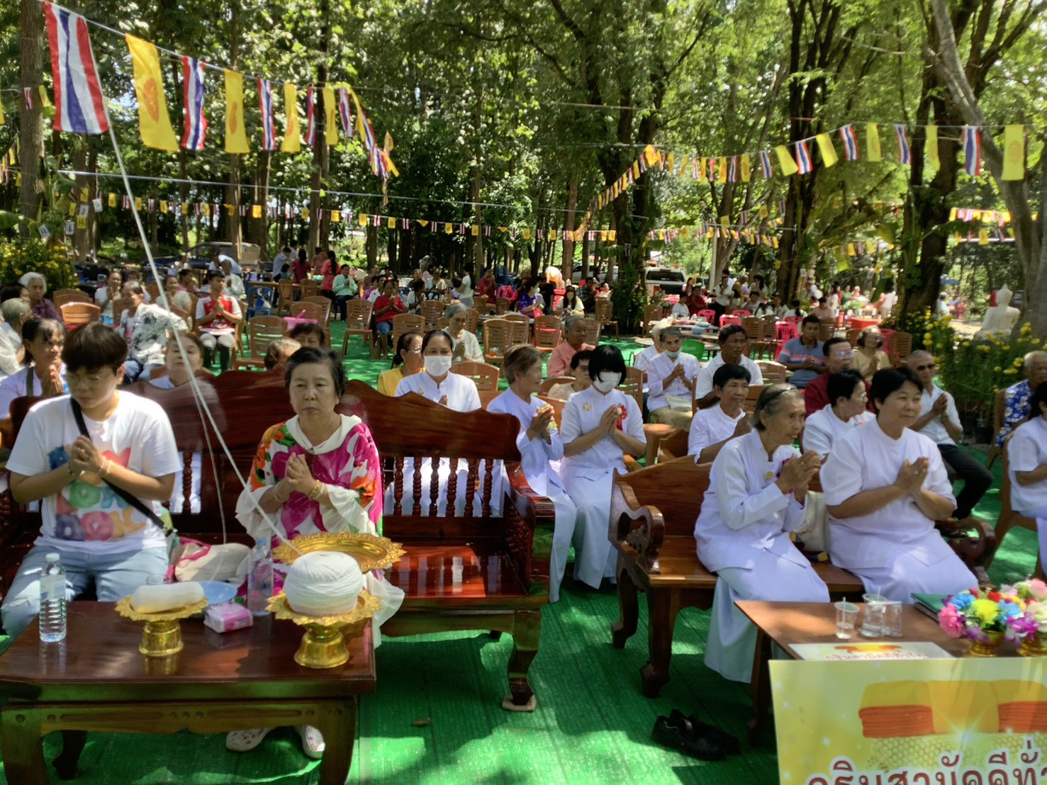 ภาพหมู่ถือพานถวายปัจจัยวัดวังเพชร