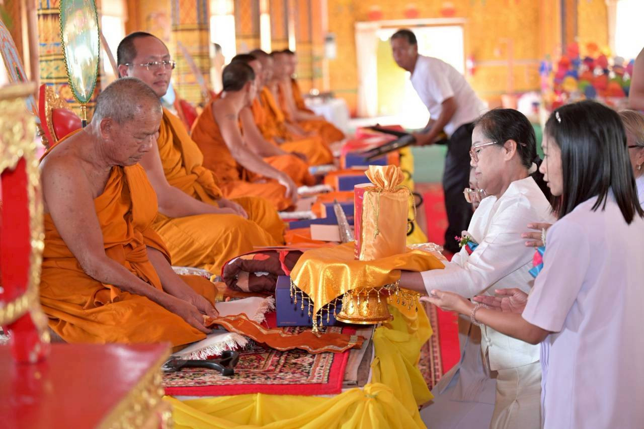 ภาพการถวายปัจจัยวัดโสกคลอง