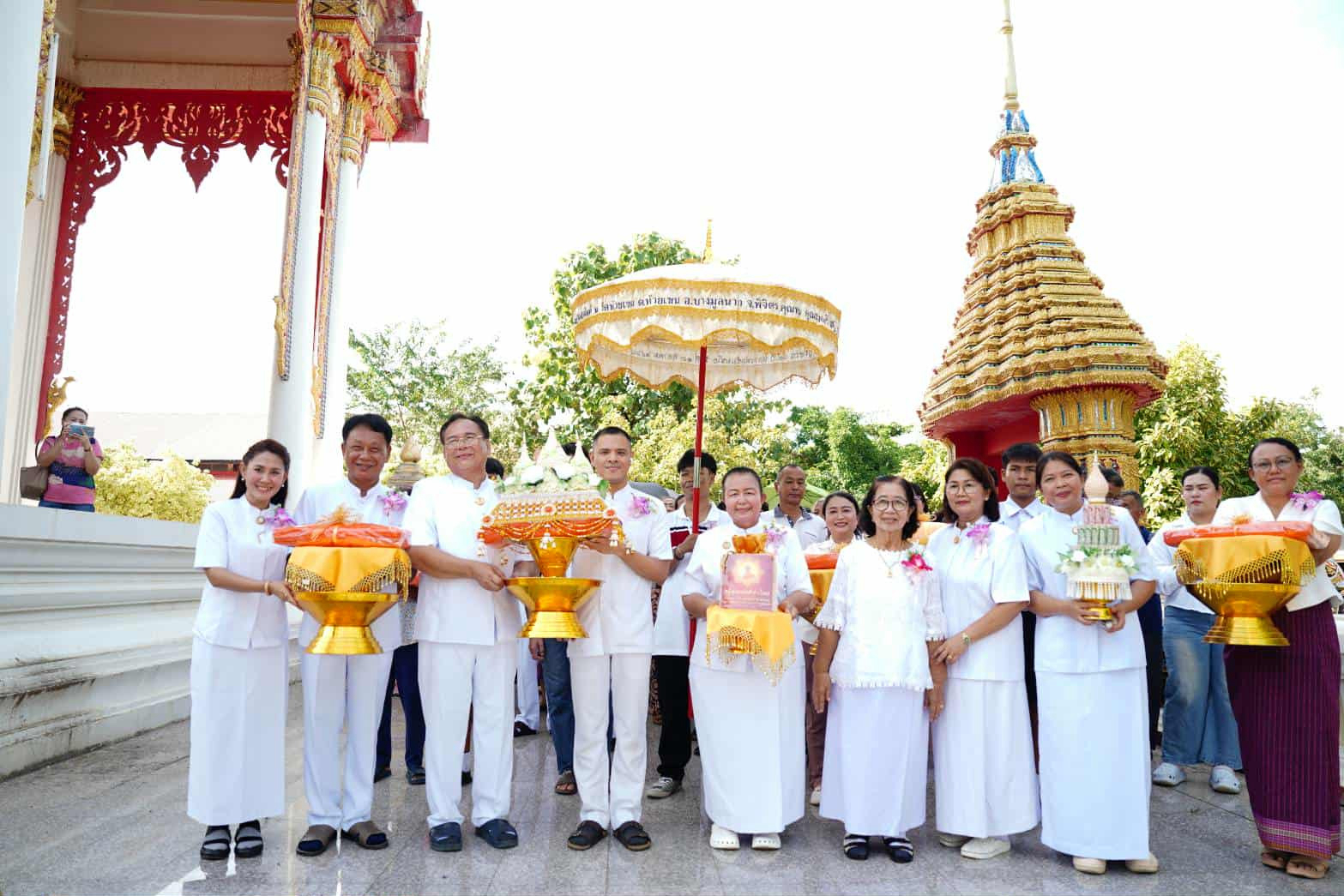ภาพหมู่ถือพานถวายปัจจัยวัดห้วยเขน