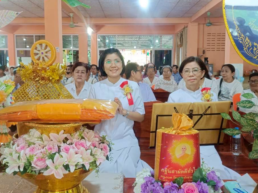 ภาพหมู่ถือพานถวายปัจจัยวัดหนองปล้อง