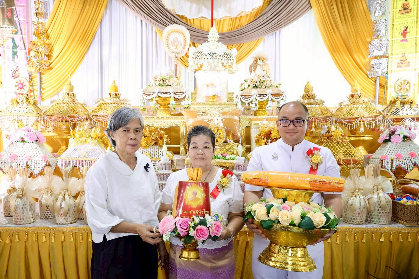 ภาพหมู่ถือพานถวายปัจจัยวัดหนองไผ่สามัคคี