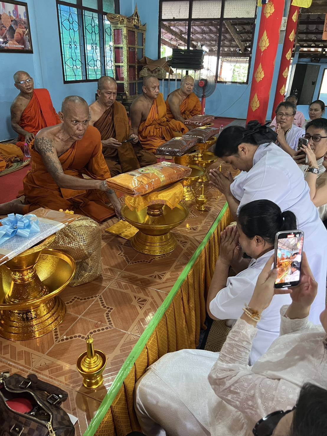 ภาพร่วมพิธีกรรมวัดเนินต้อง