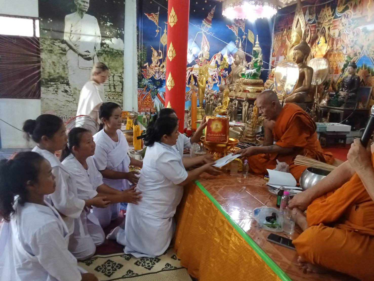 ภาพร่วมพิธีกรรมวัดเนินต้อง