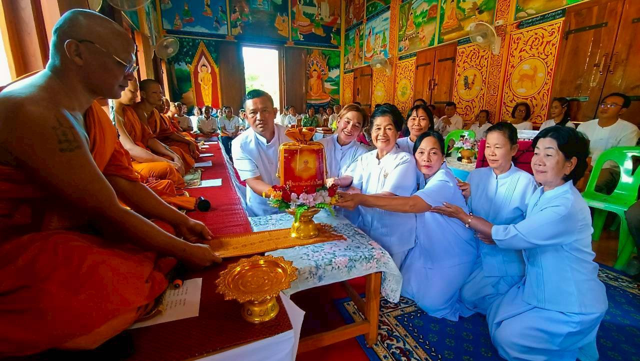 ภาพการถวายปัจจัยวัดแก่งหลวง