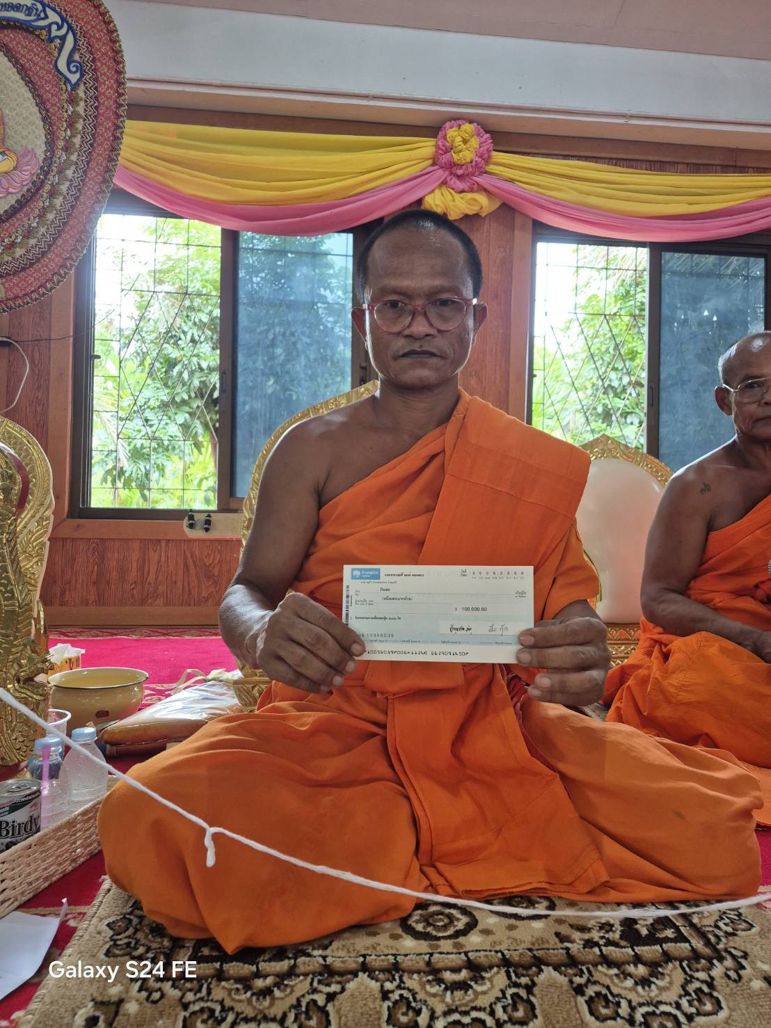 ภาพการถวายปัจจัยวัดตากแดด