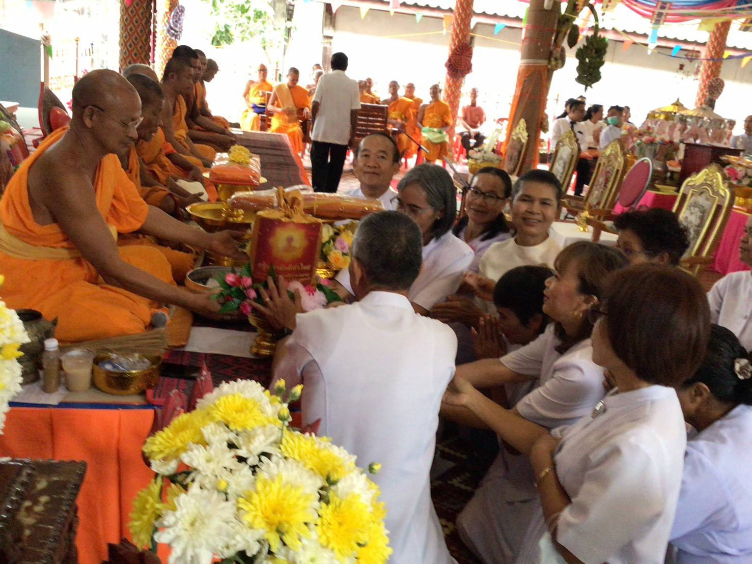 ภาพการถวายปัจจัยวัดทรายขาว