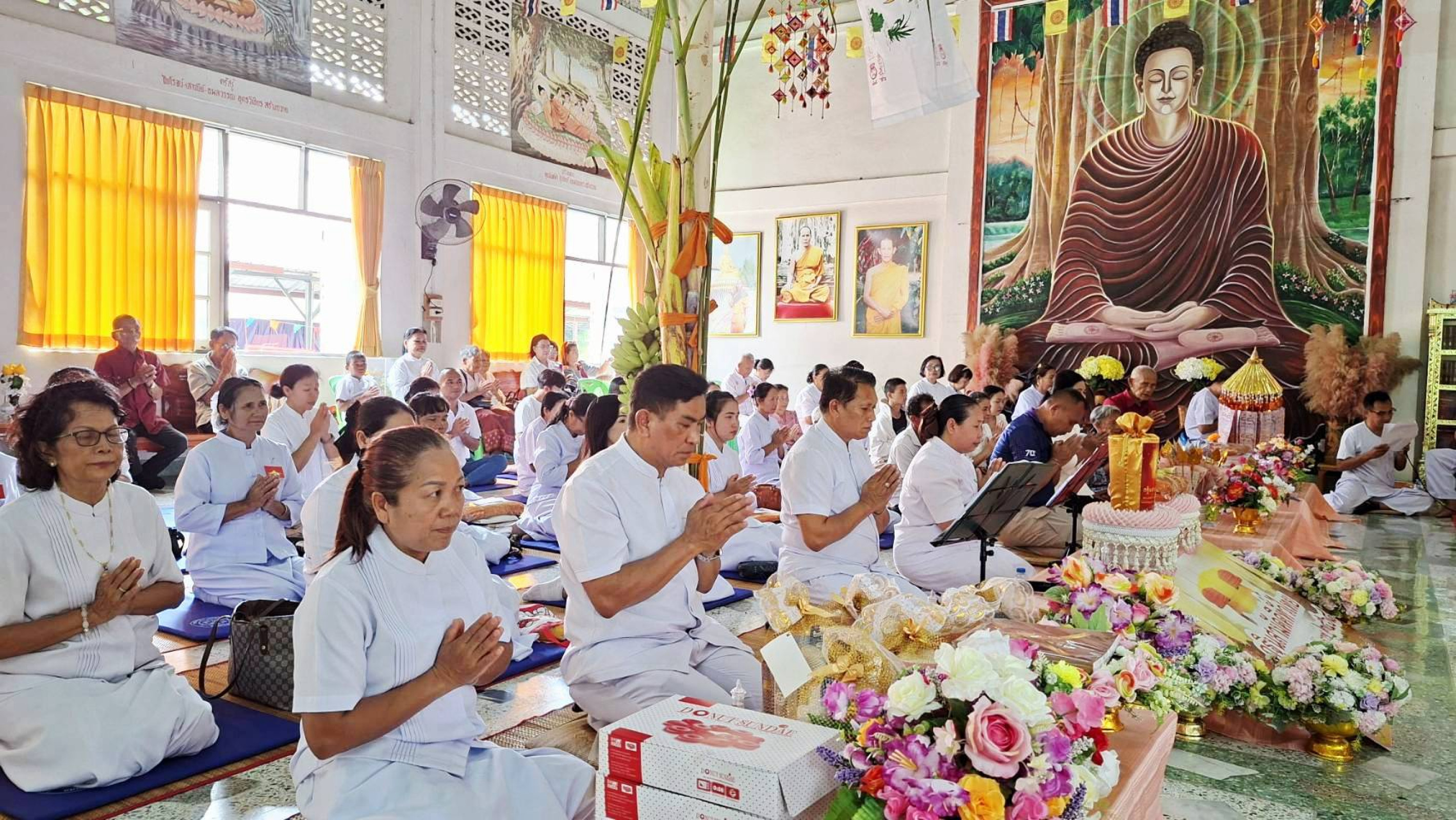 ภาพหมู่ถือพานถวายปัจจัยวัดสวายสอ