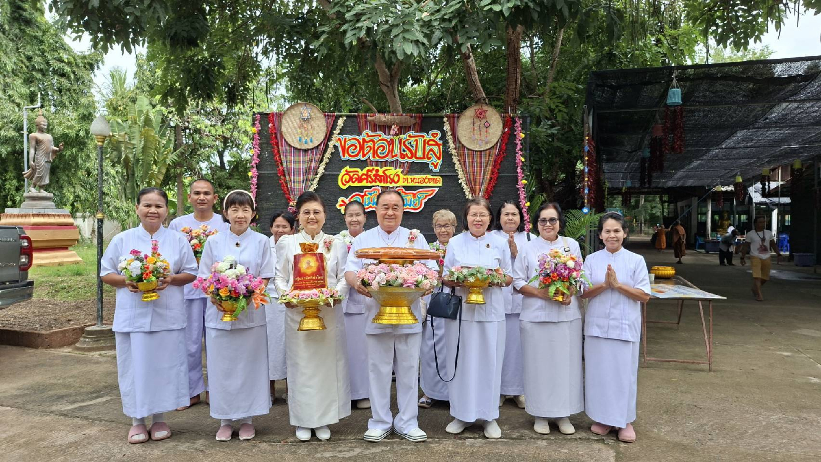 ภาพหมู่ถือพานถวายปัจจัยวัดศรีสำโรง