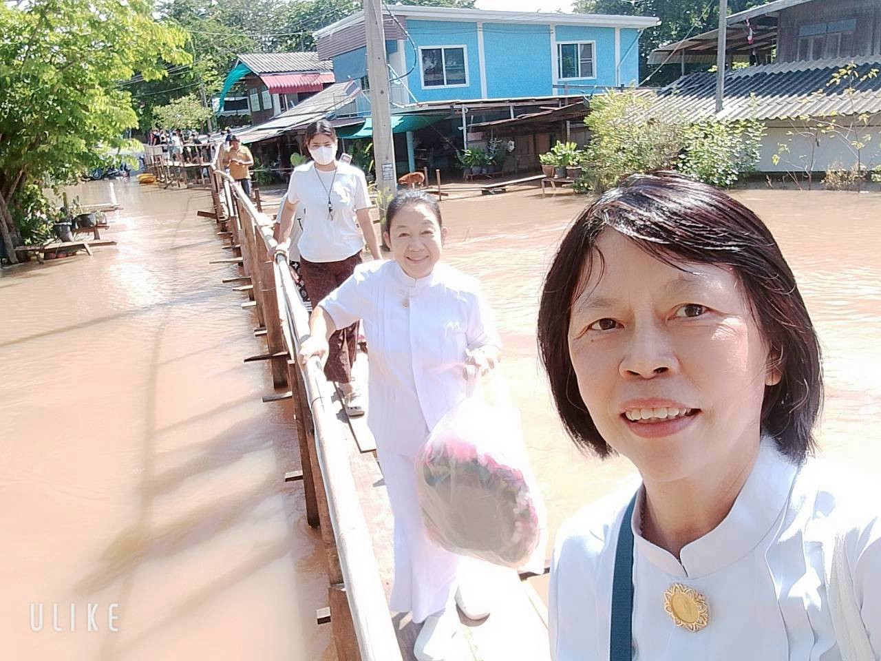 ภาพร่วมขบวนกฐินวัดบ้านแดง