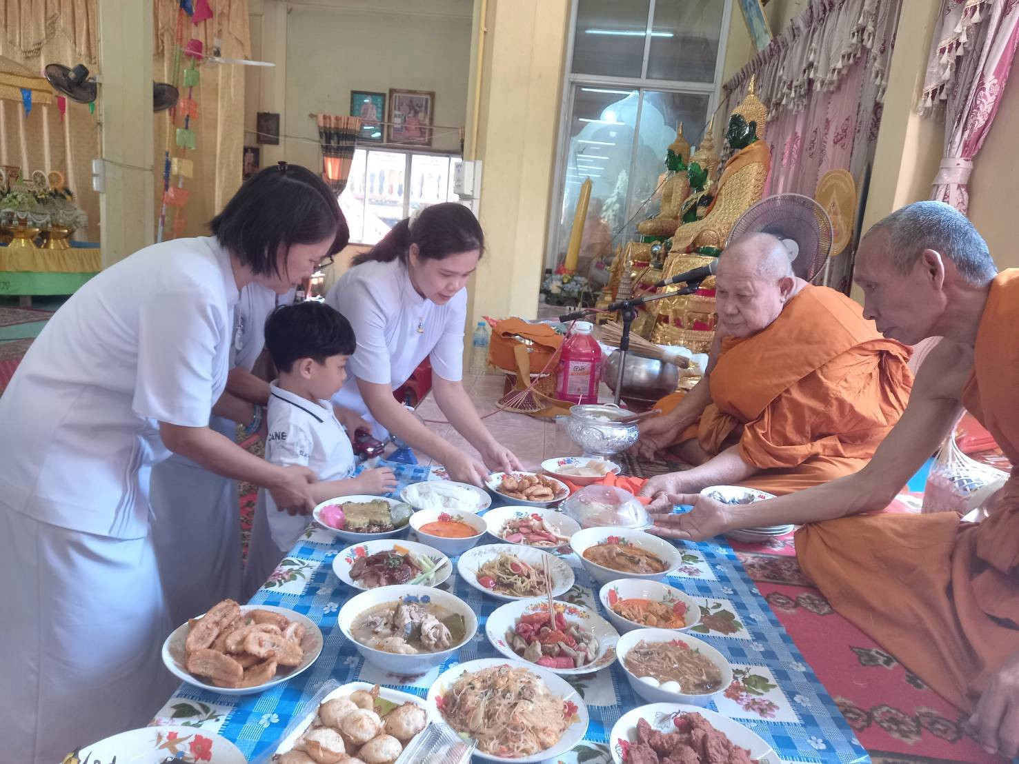 ภาพร่วมพิธีกรรมวัดหนองสรวง