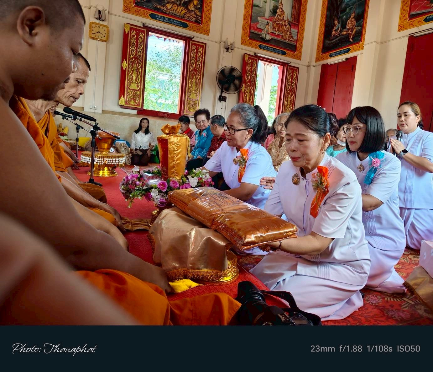 ภาพการถวายปัจจัยวัดเกาะแก้วนครสวรรค์