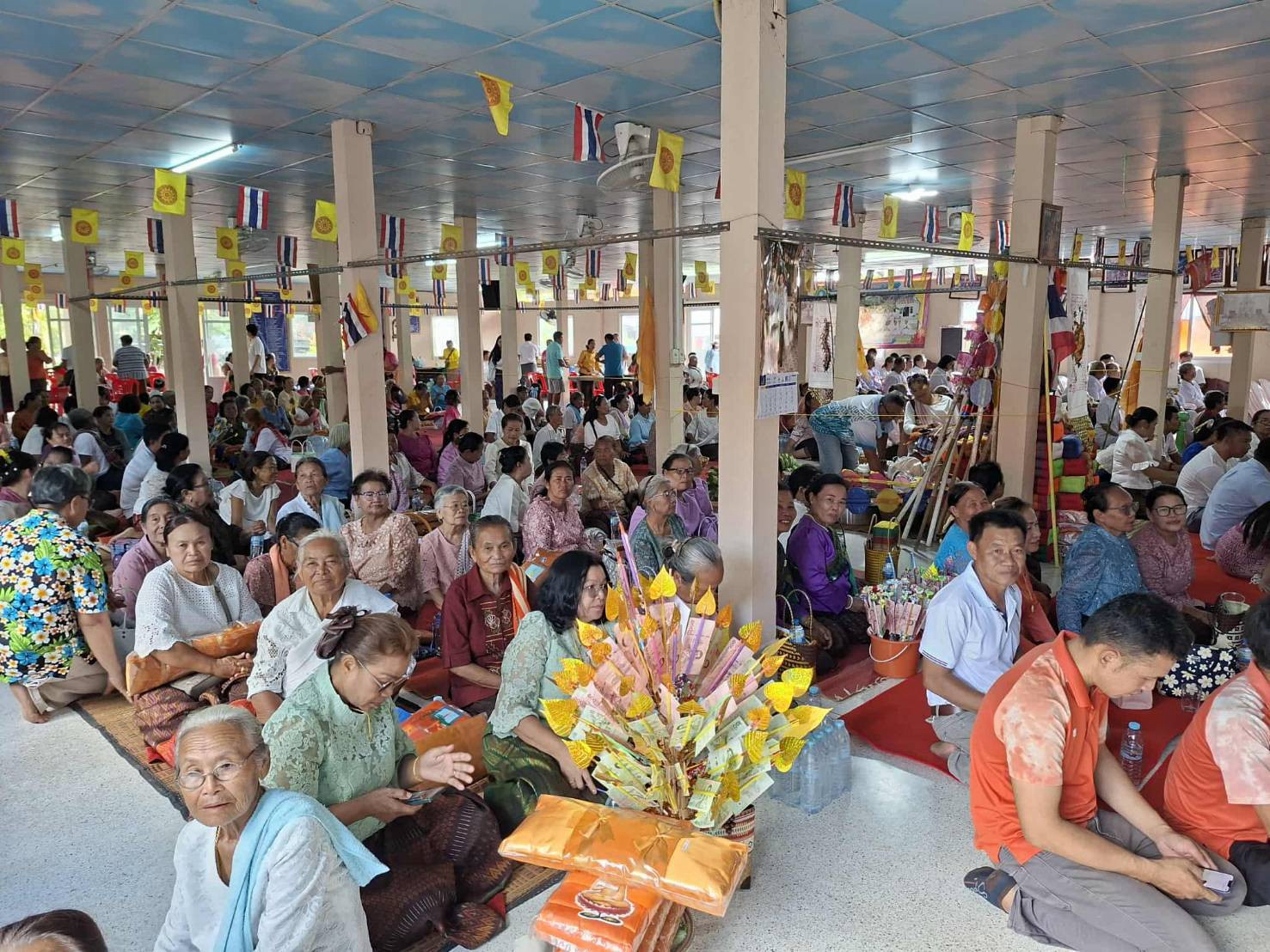 ภาพร่วมพิธีกรรมวัดห้วยหิน