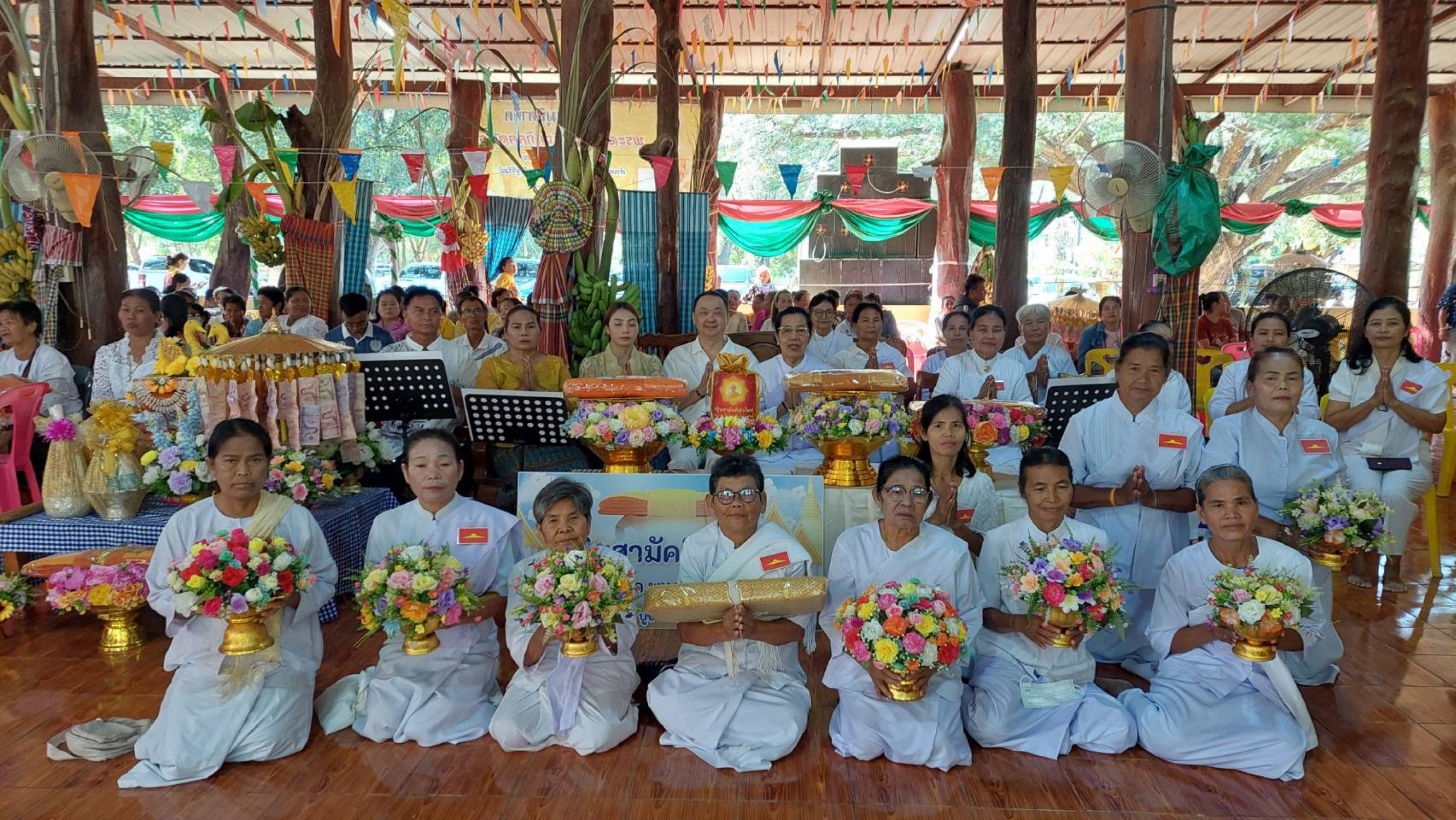ภาพหมู่ถือพานถวายปัจจัยวัดโคกกลาง