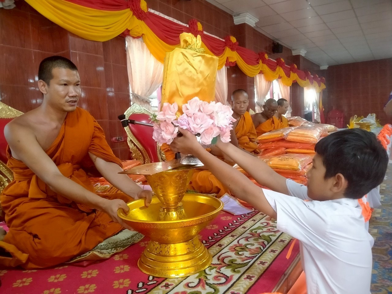 ภาพการถวายปัจจัยวัดโคกกรวด
