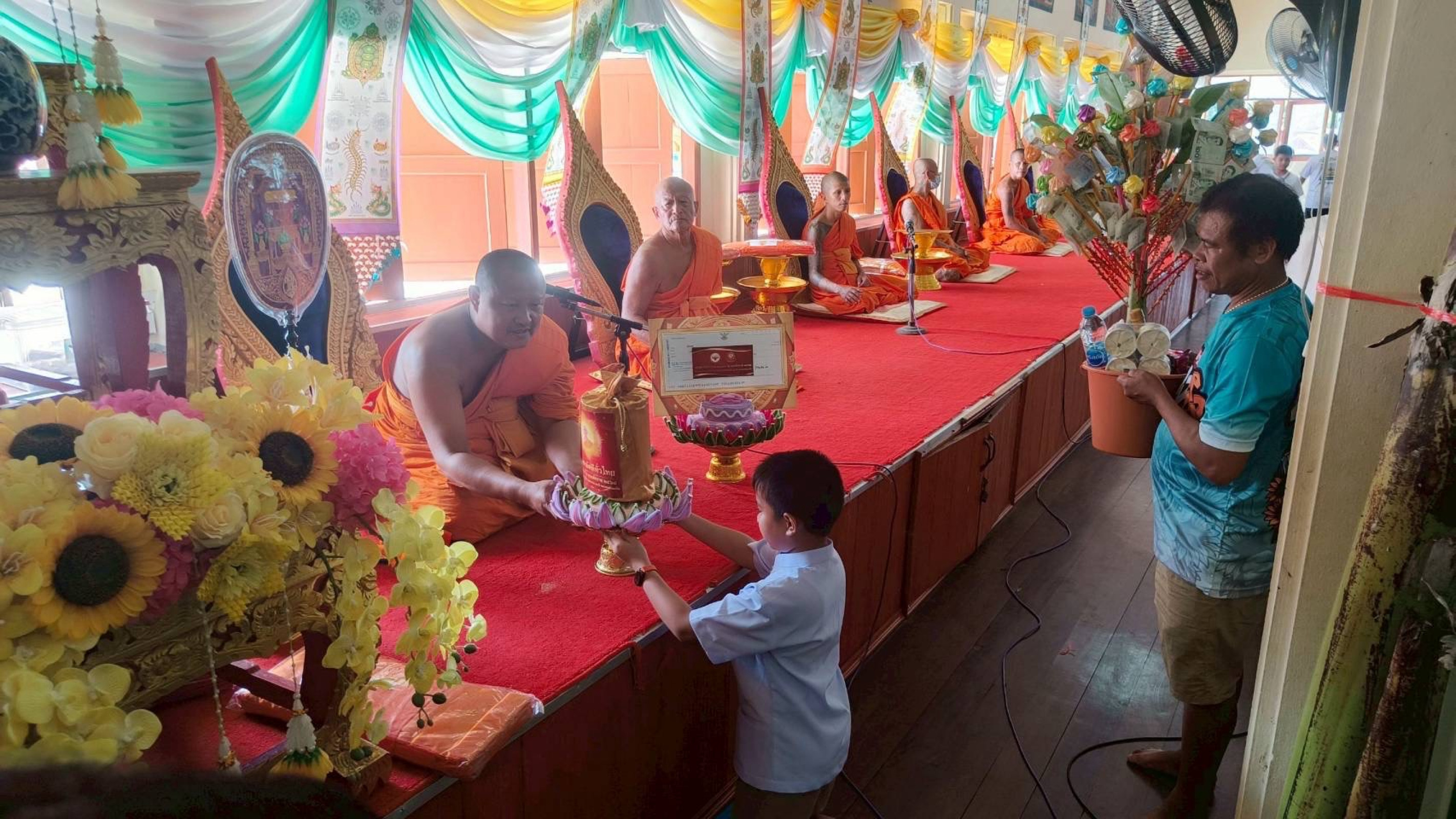 ภาพการถวายปัจจัยวัดศาลาลอย