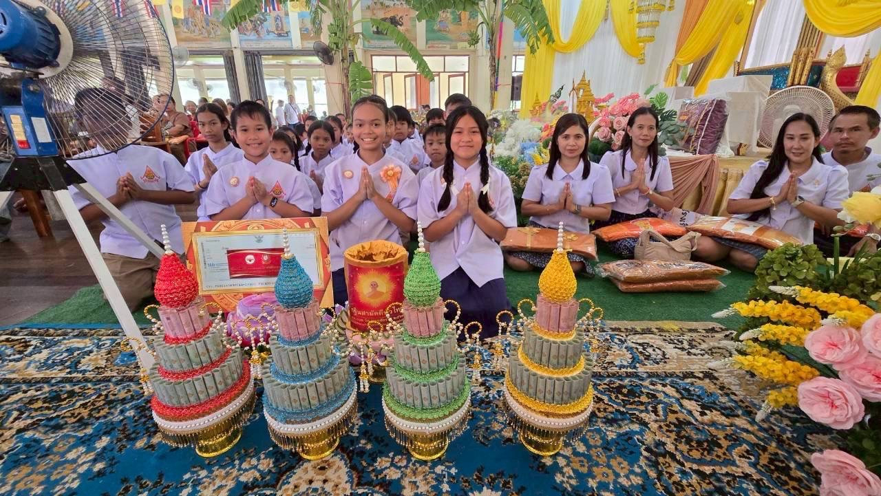 ภาพหมู่ถือพานถวายปัจจัยวัดศาลาลอย