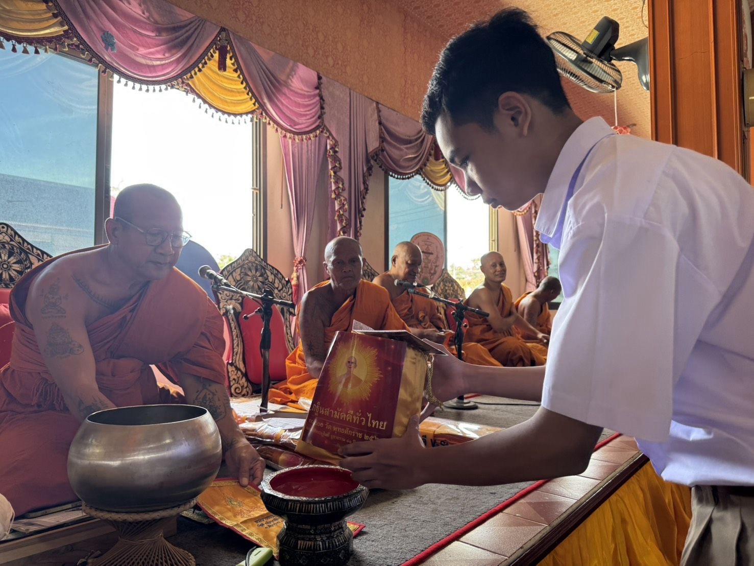ภาพการถวายปัจจัยวัดหงษ์