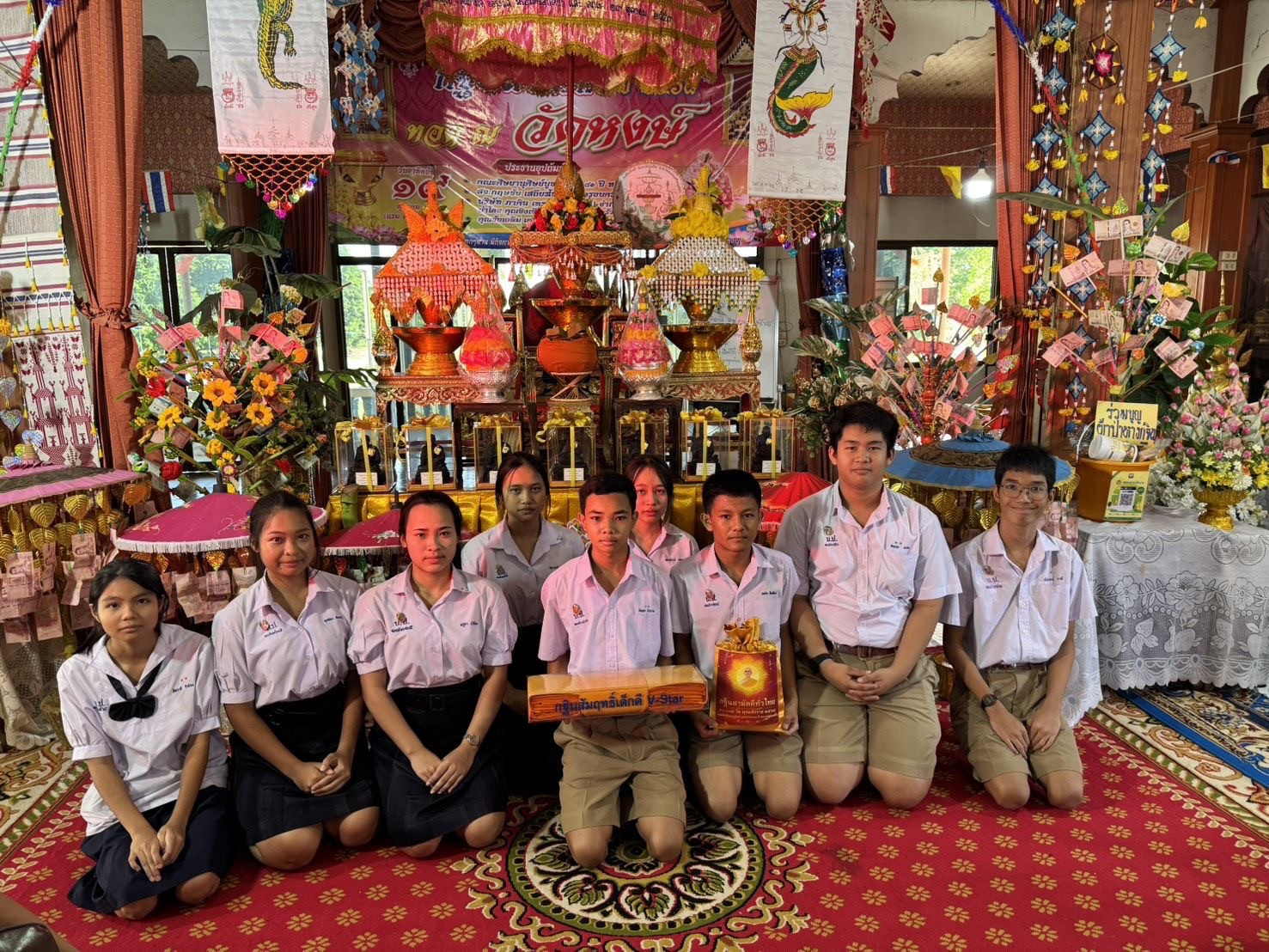 ภาพหมู่ถือพานถวายปัจจัยวัดหงษ์