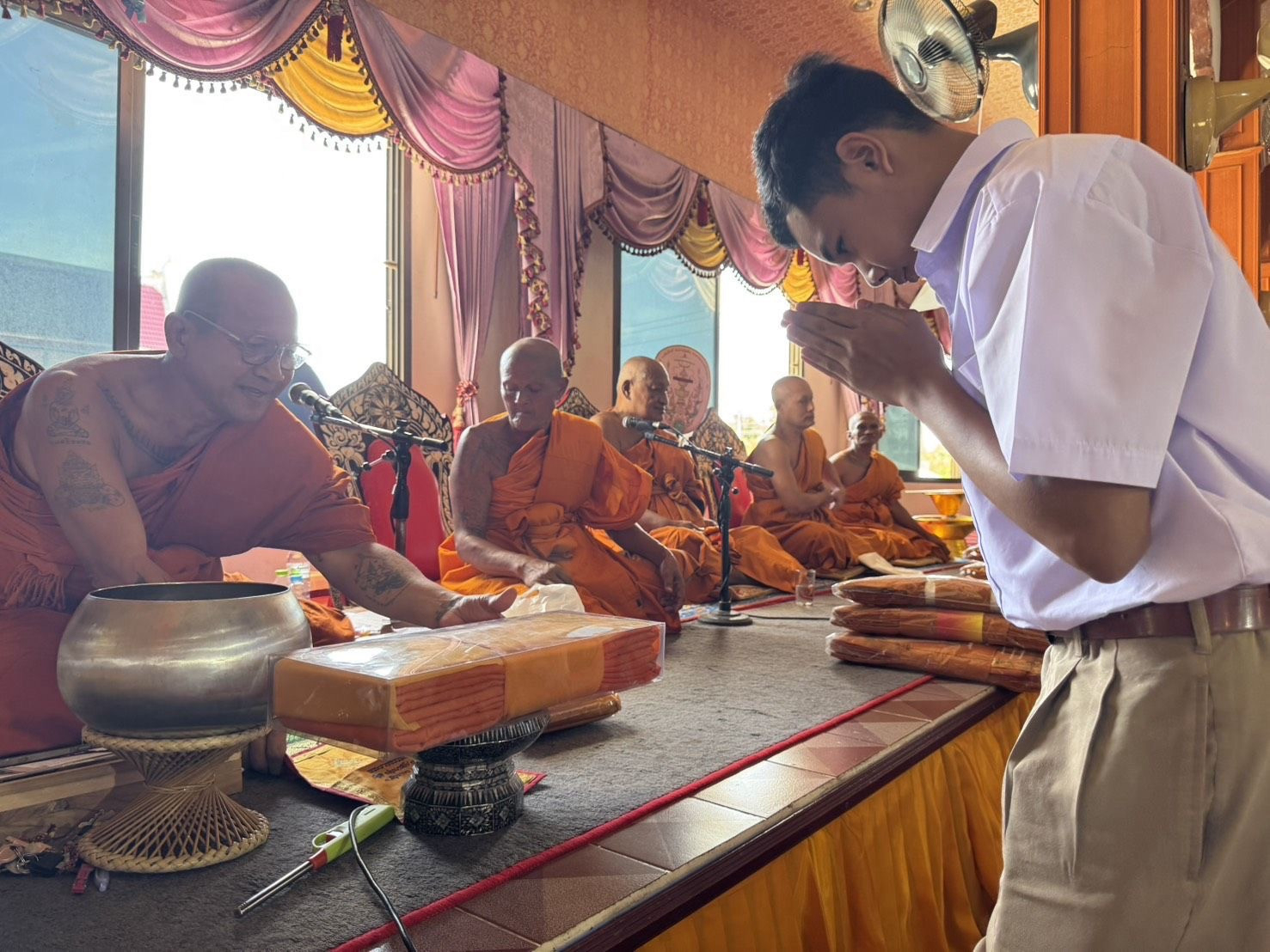 ภาพร่วมพิธีกรรมวัดหงษ์