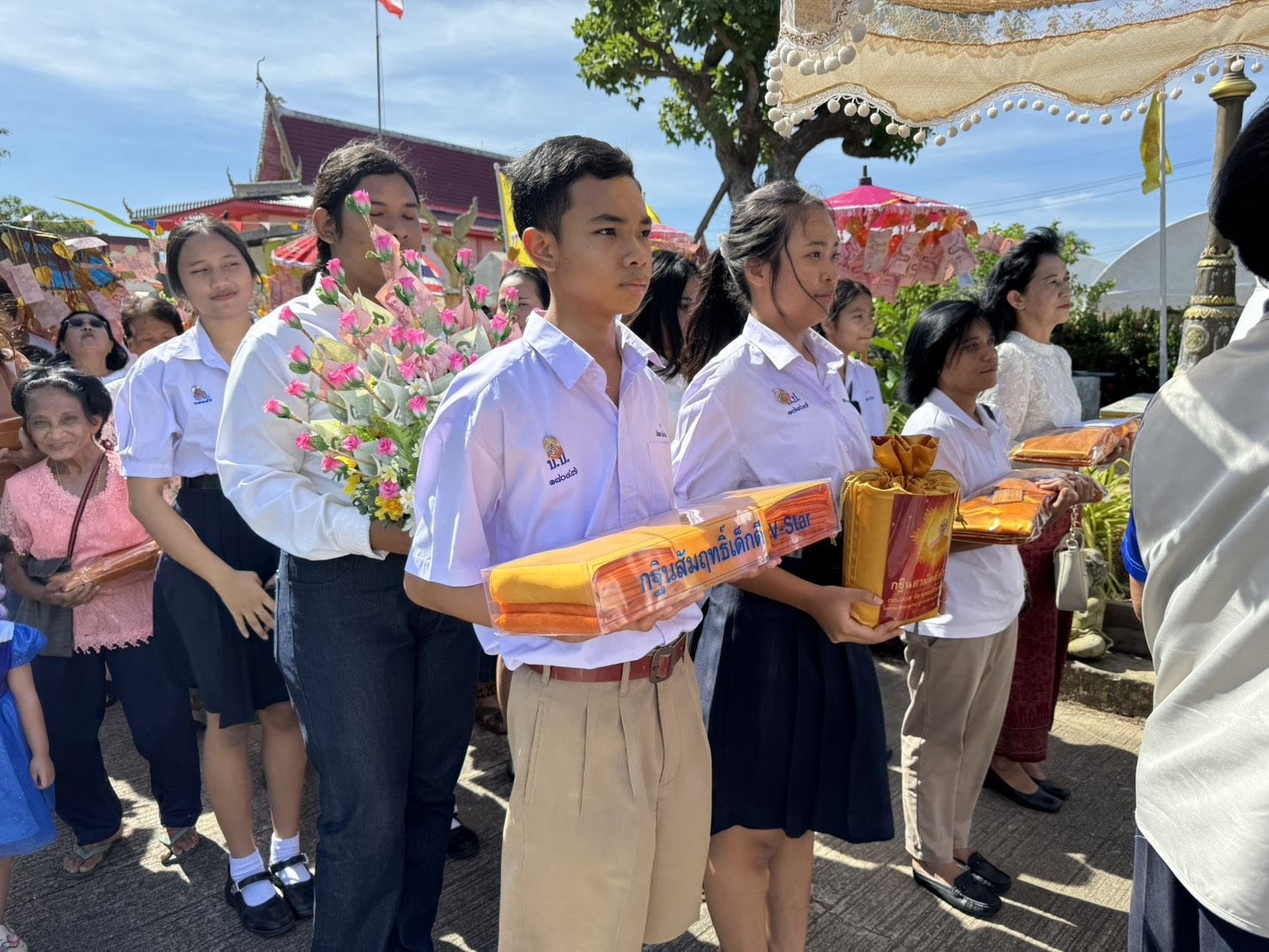 ภาพร่วมพิธีกรรมวัดหงษ์