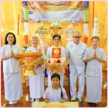 ภาพหมู่ถือพานถวายปัจจัยวัดกุฎีทอง