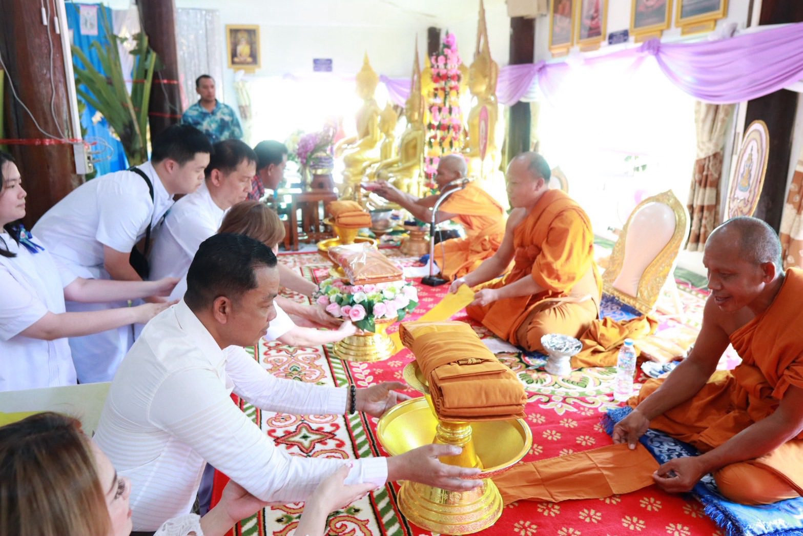 ภาพการถวายปัจจัยวัดวังขอนขว้าง