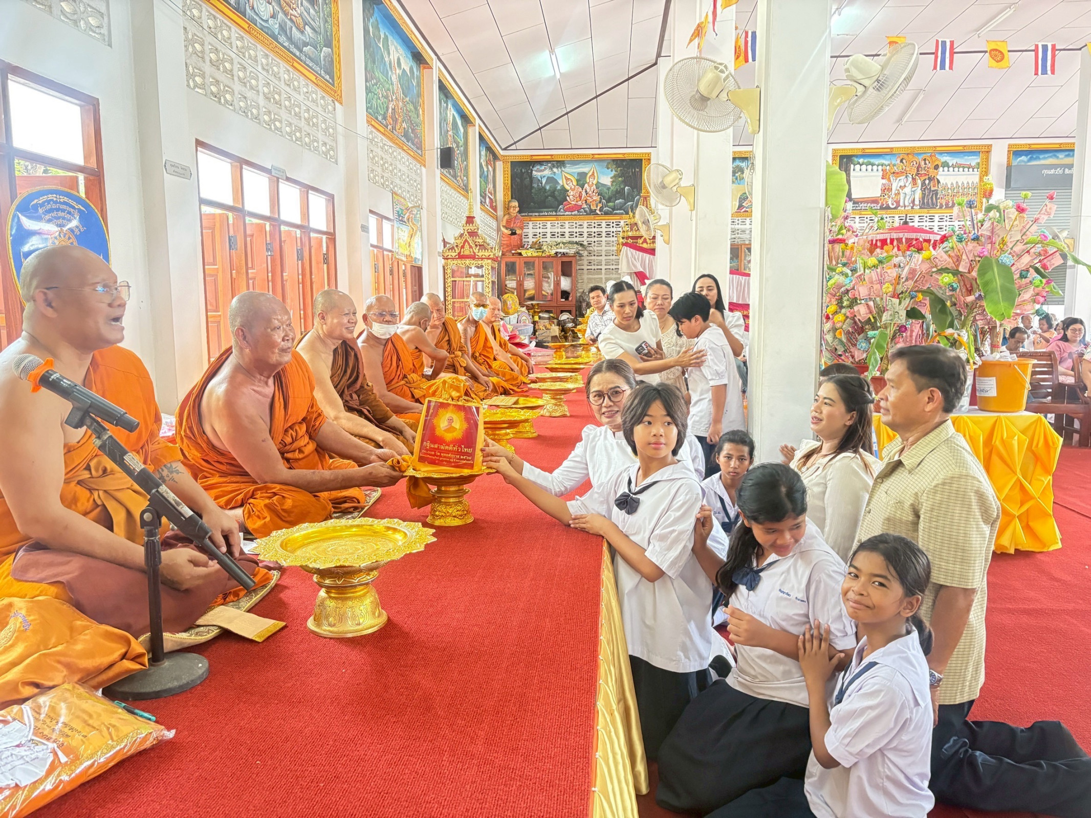 ภาพการถวายปัจจัยวัดบ้านหมาก