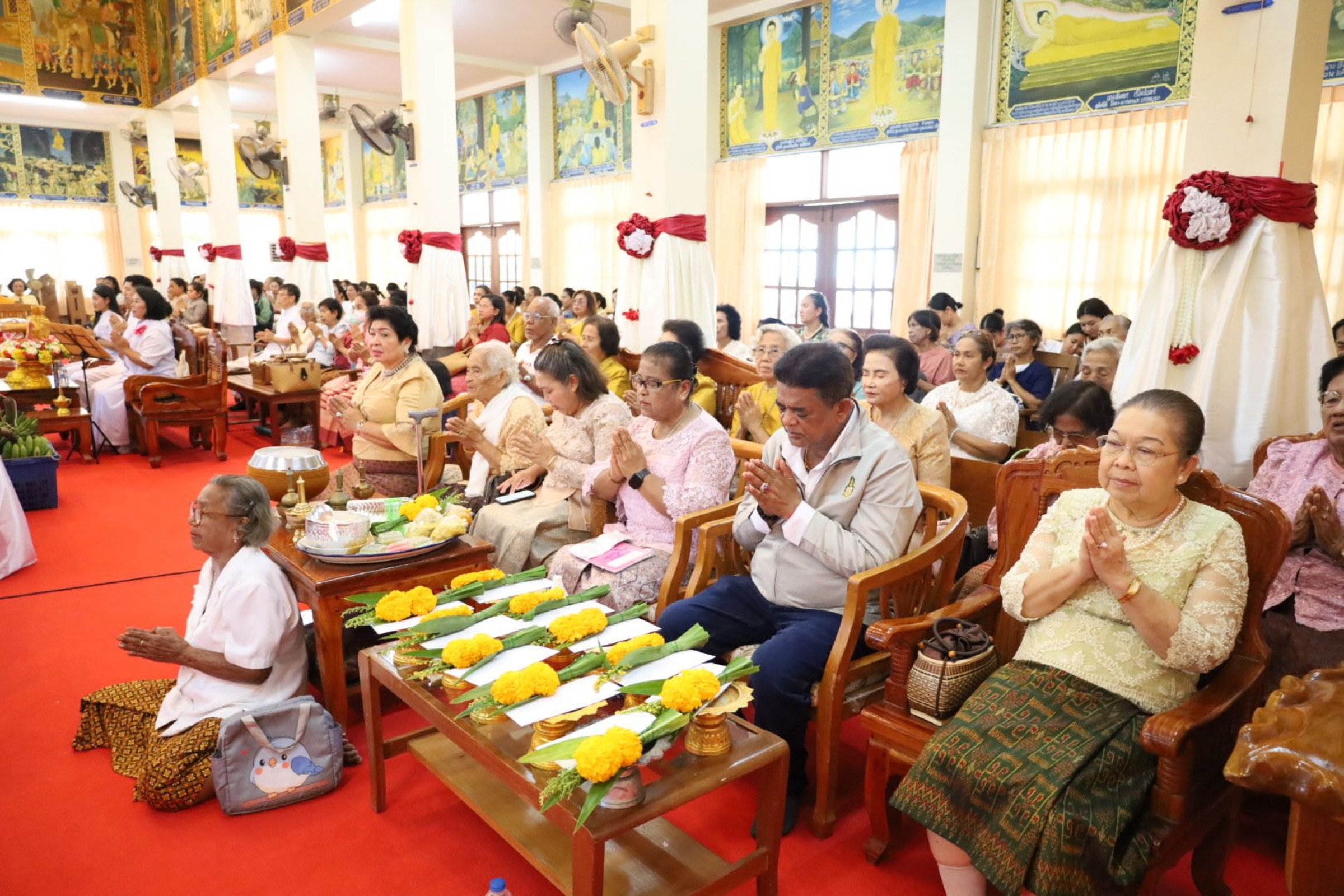ภาพร่วมพิธีกรรมวัดภูเขาทอง