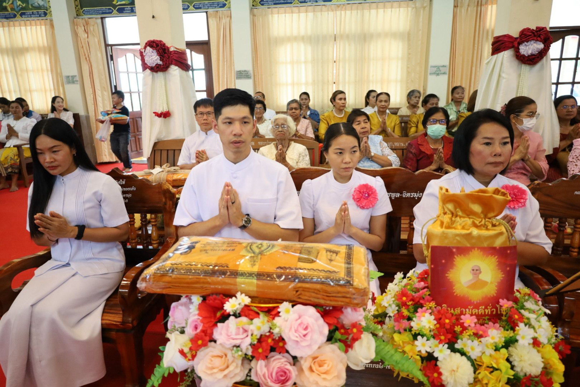 ภาพร่วมพิธีกรรมวัดภูเขาทอง