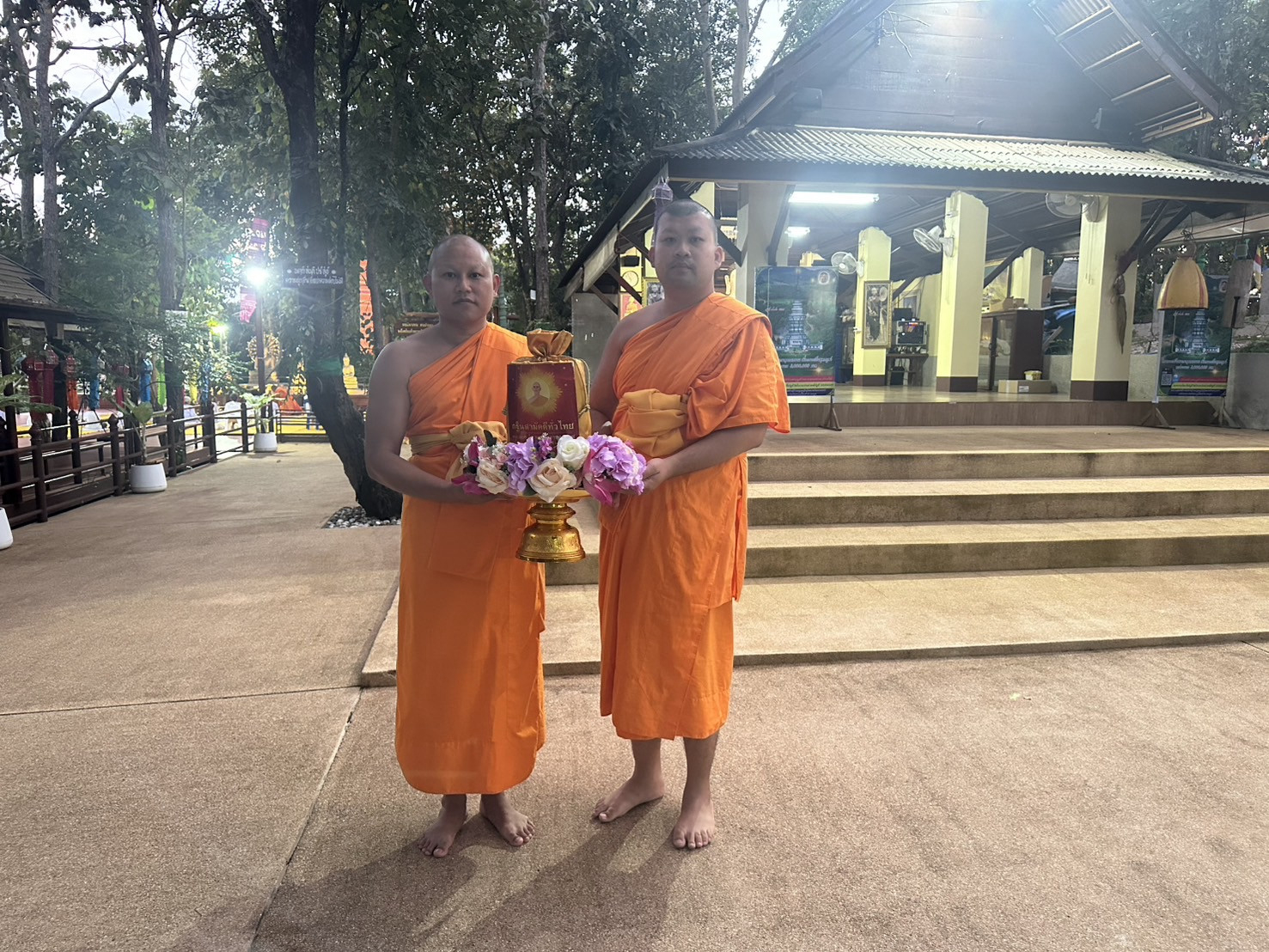 ภาพหมู่ถือพานถวายปัจจัยวัดป่าภาวนาภิรมย์