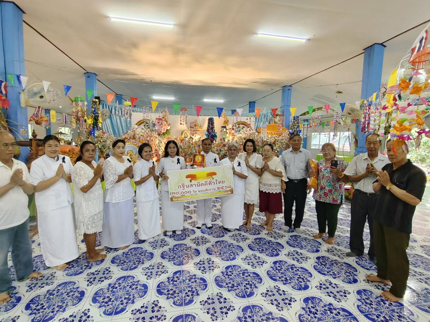 ภาพหมู่ถือพานถวายปัจจัยวัดธรรมธาราม