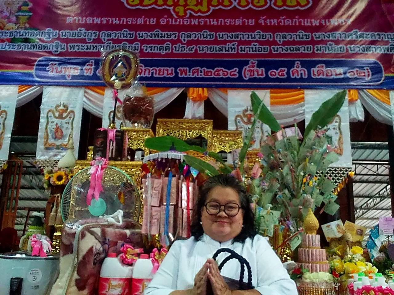 ภาพหมู่ถือพานถวายปัจจัยวัดกุฏิการาม