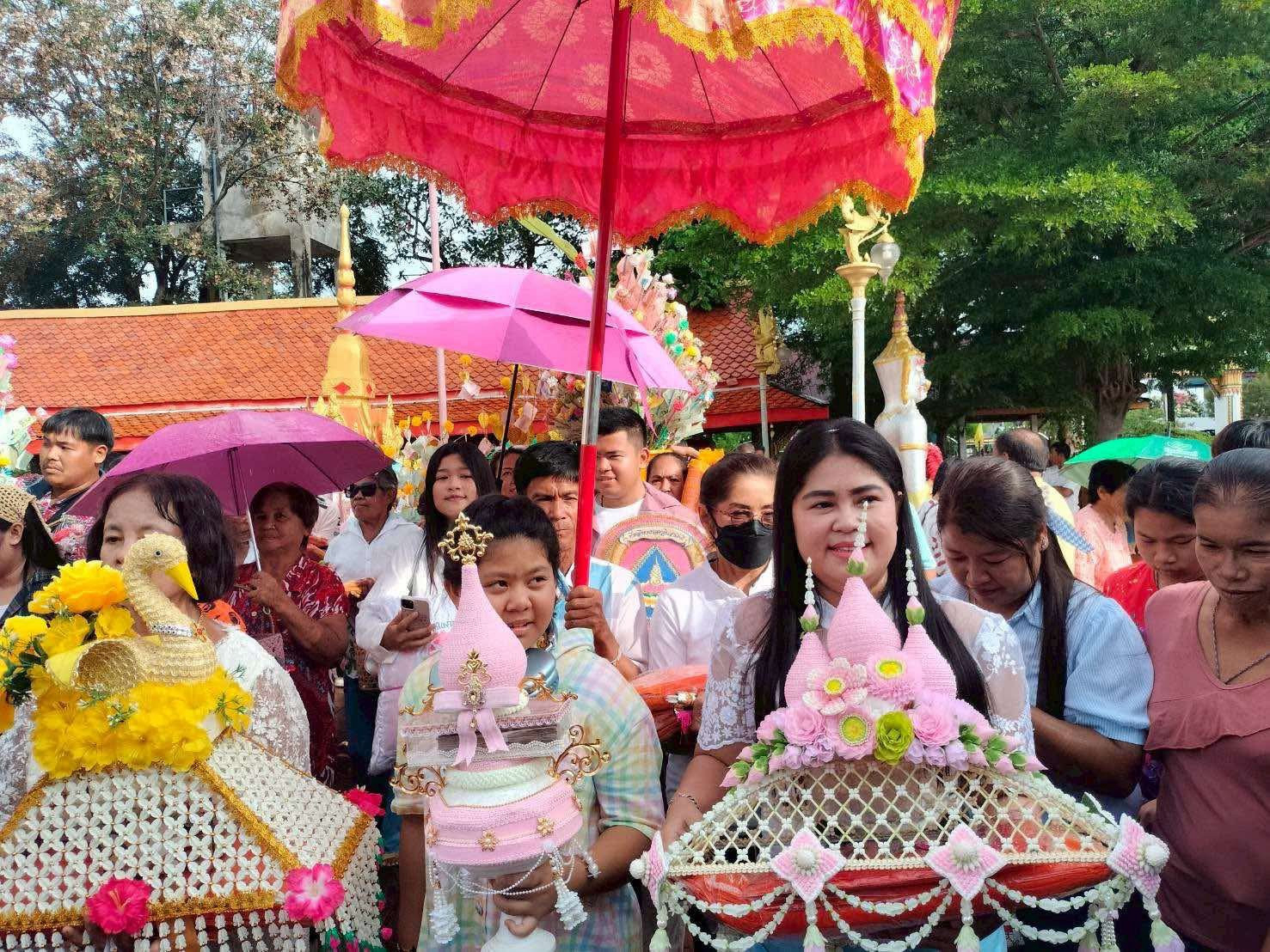 ภาพหมู่ถือพานถวายปัจจัยวัดคูหาสวรรค์