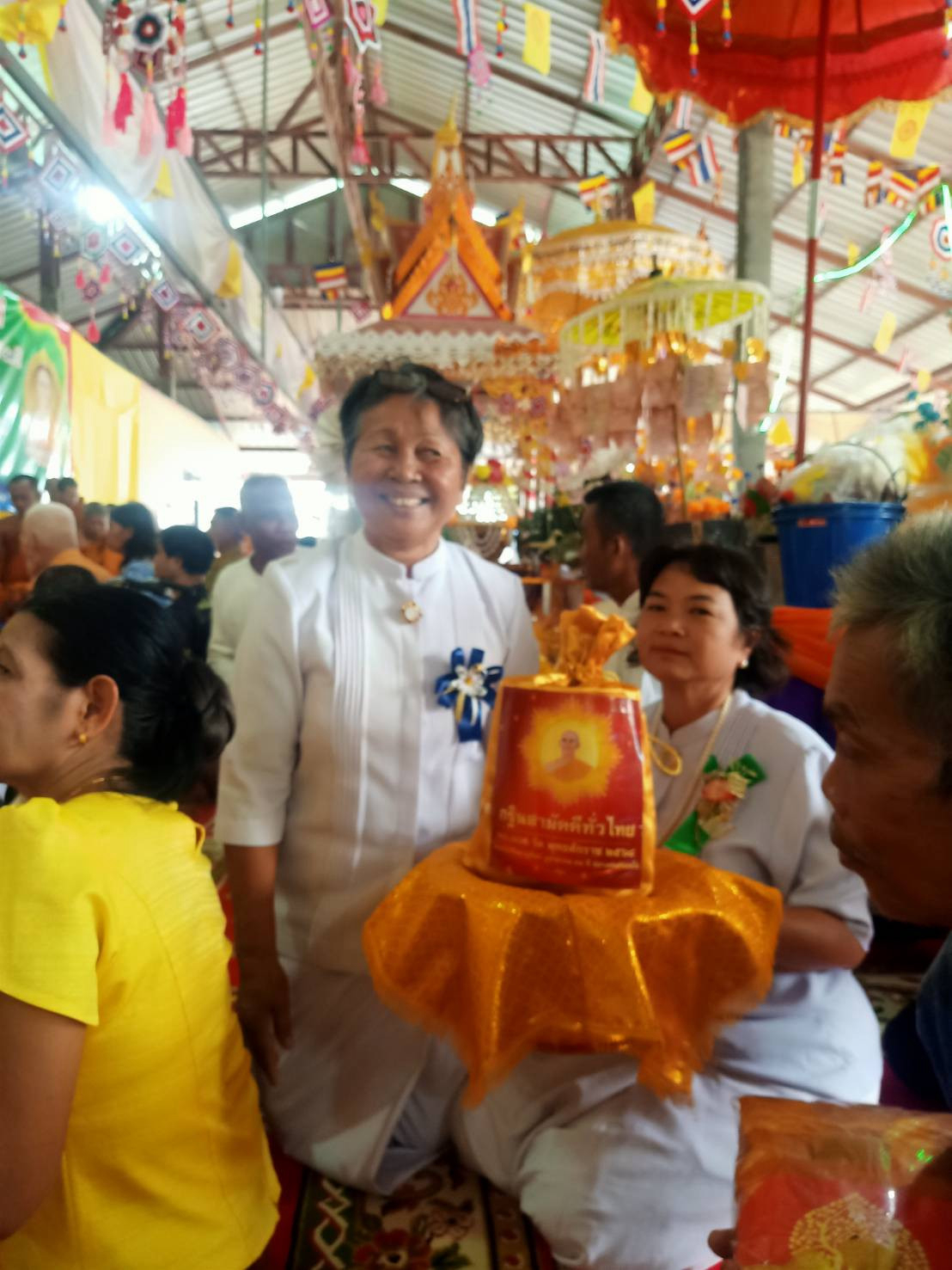 ภาพหมู่ถือพานถวายปัจจัยวัดพระธาตุเสด็จ