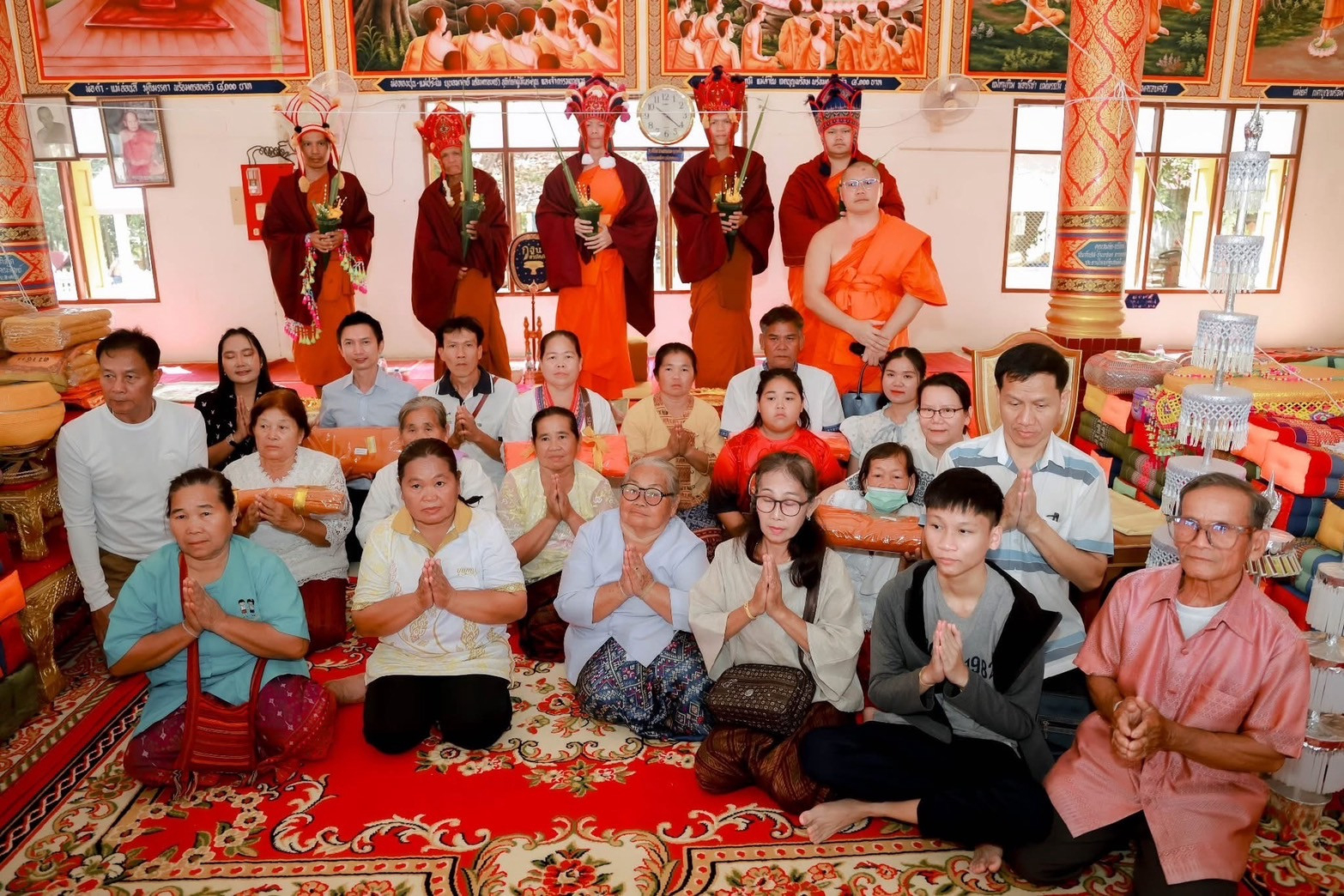 ภาพหมู่ถือพานถวายปัจจัยวัดสุวรรณนิคคลี