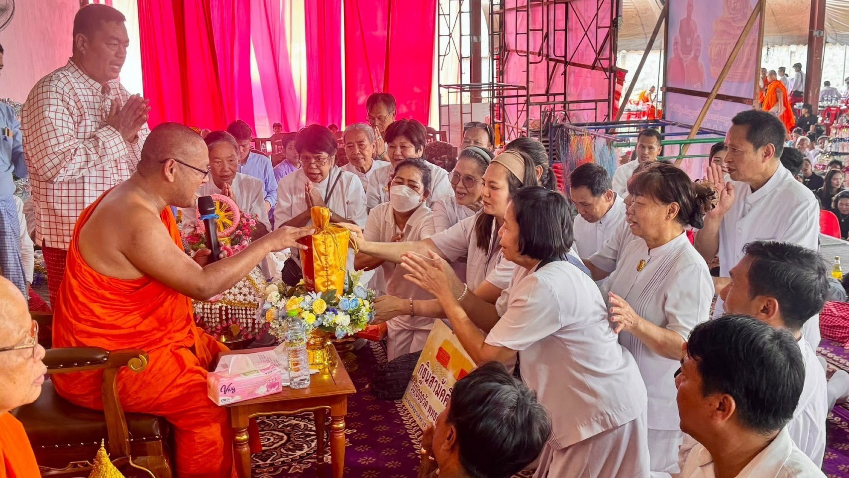 ภาพการถวายปัจจัยวัดสุธรรมวดี