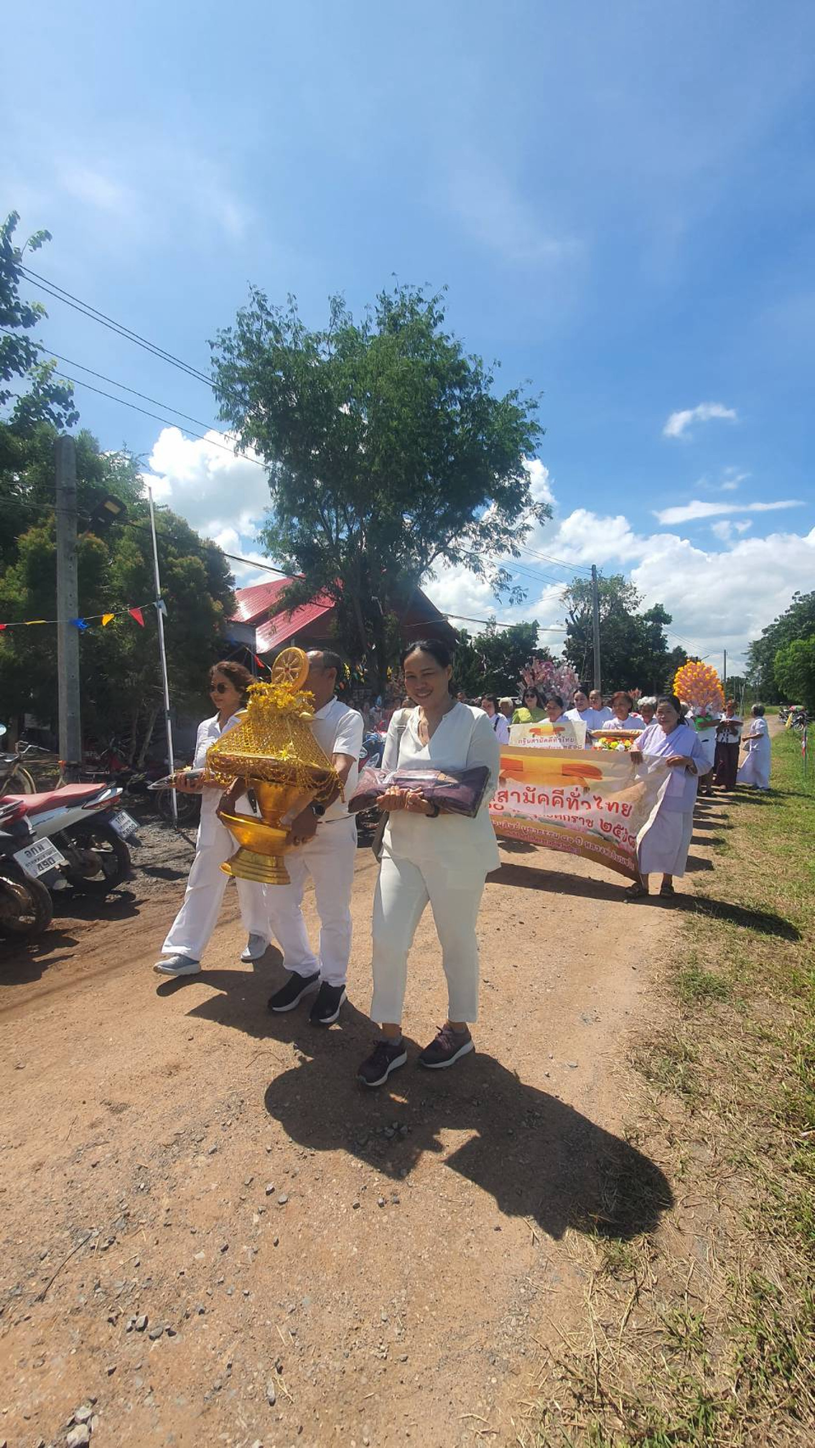 ภาพร่วมขบวนกฐินวัดพุทธานุสสติ