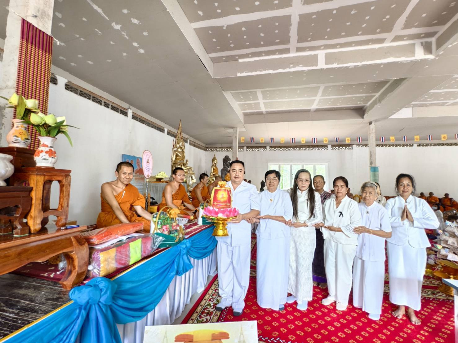 ภาพการถวายปัจจัยที่พักสงฆ์วัดพระพุทธบาทภูชาติ