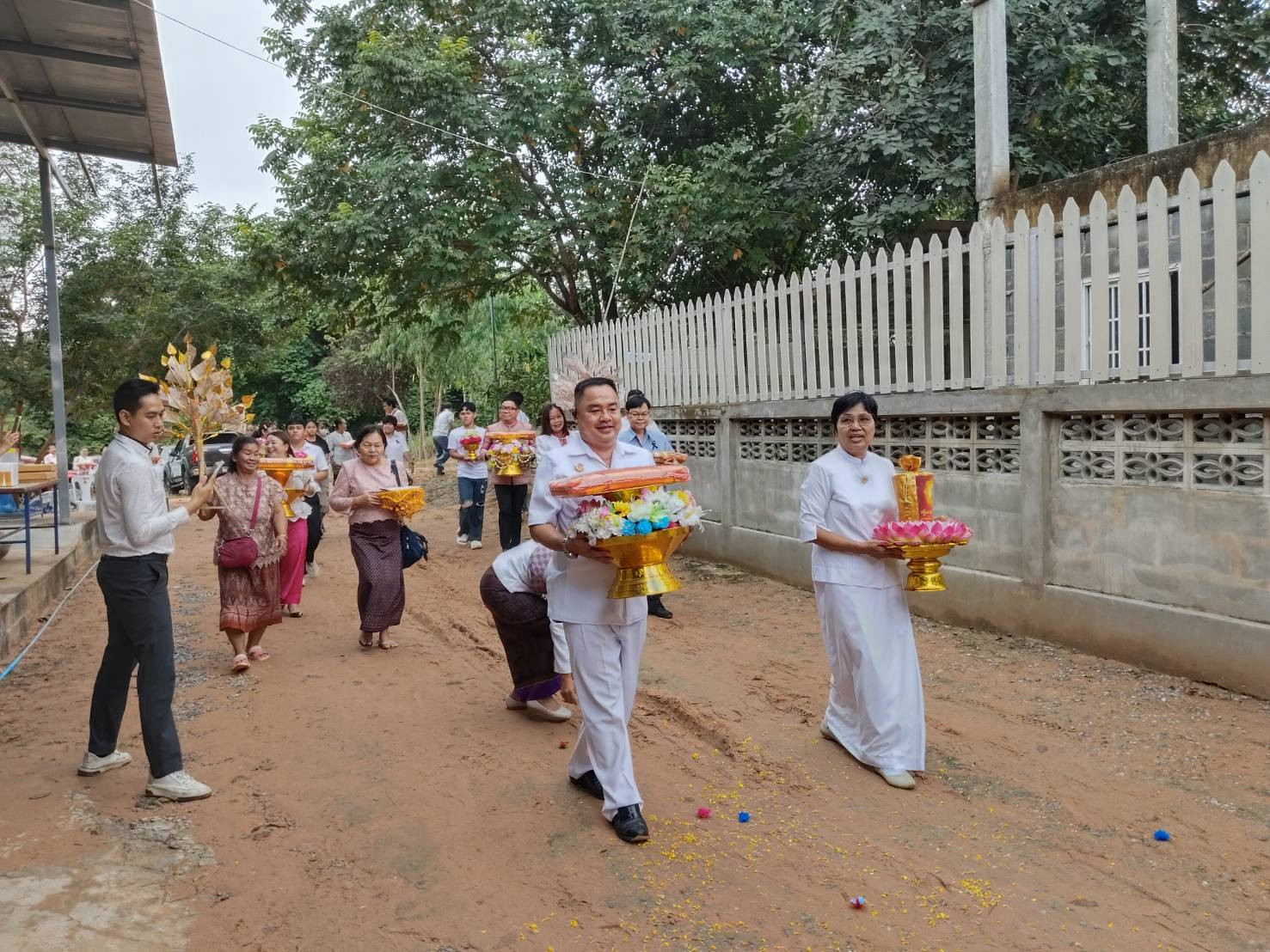 ภาพร่วมพิธีกรรมที่พักสงฆ์วัดพระพุทธบาทภูชาติ