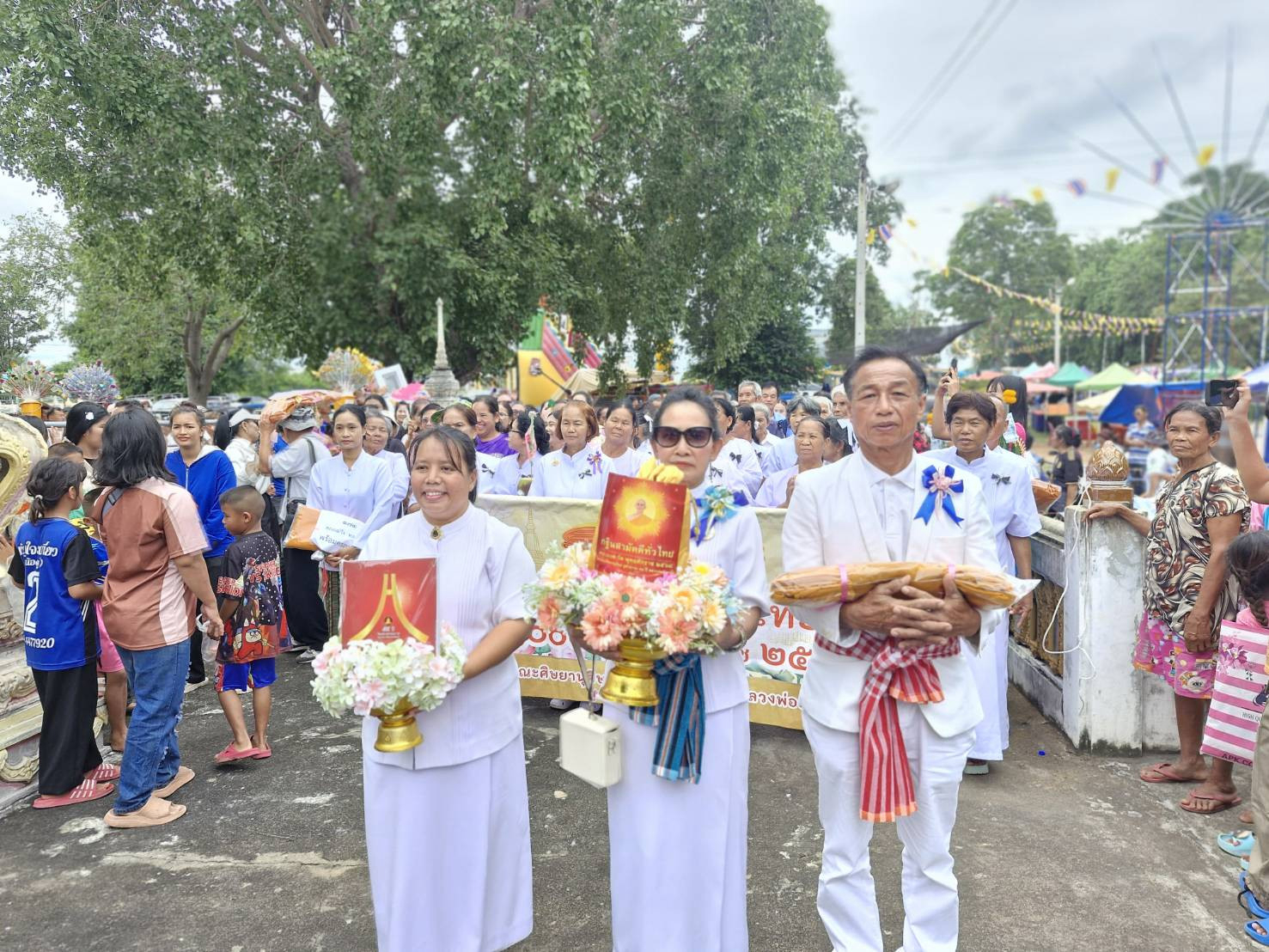ภาพร่วมขบวนกฐินวัดศรีเมืองทอง