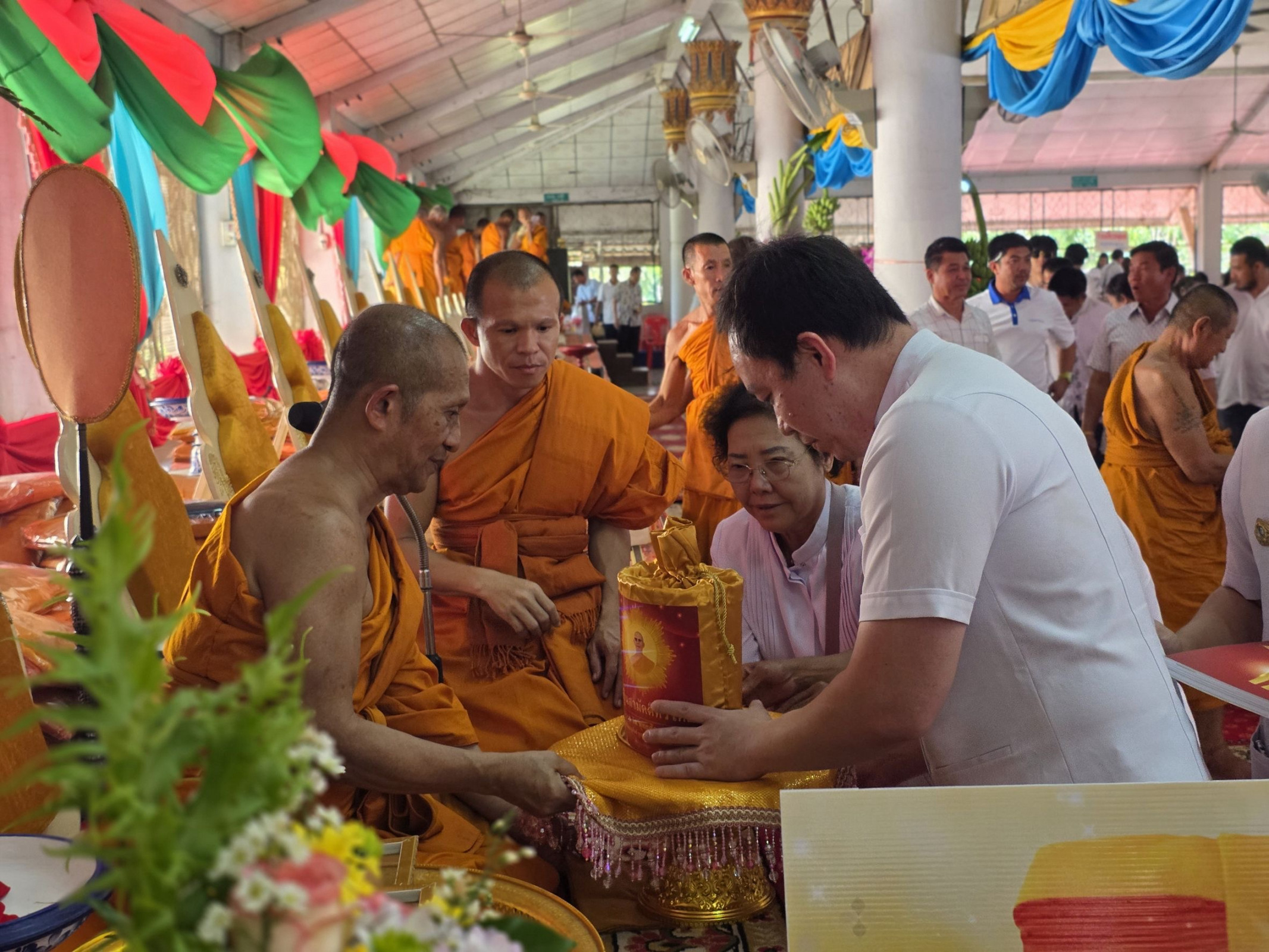 ภาพการถวายปัจจัยวัดสระสี่มุม