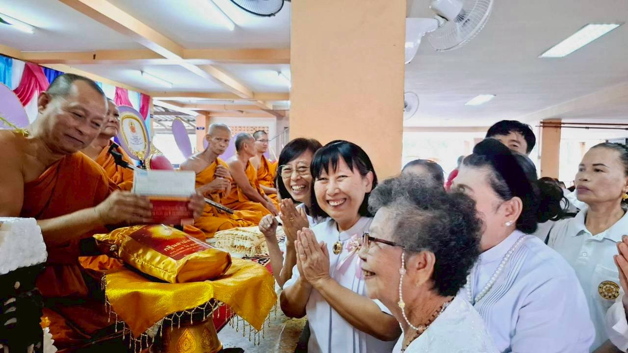 ภาพร่วมพิธีกรรมวัดเนินหิน